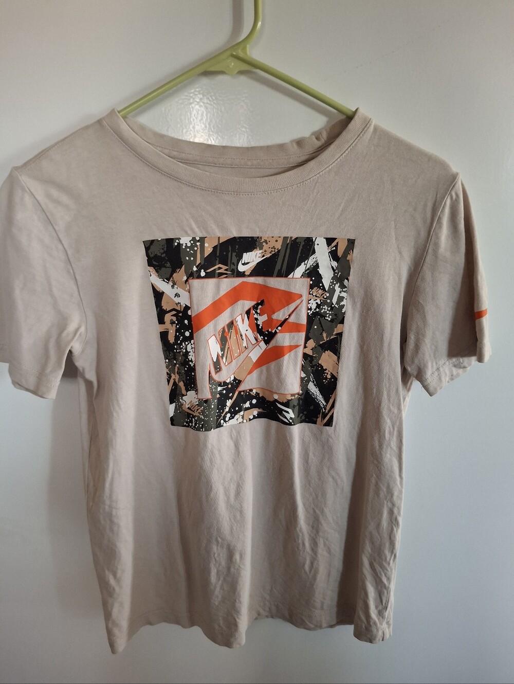 Nike Boys Beige Graphic Tee with Orange Logo